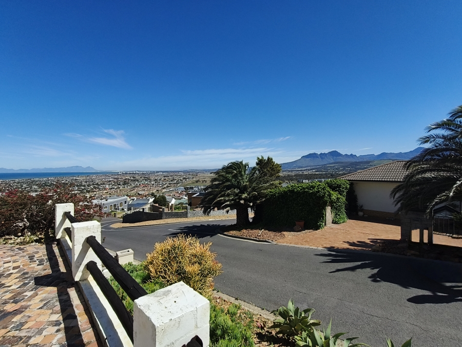 4 Bedroom Property for Sale in Gordon Heights Western Cape